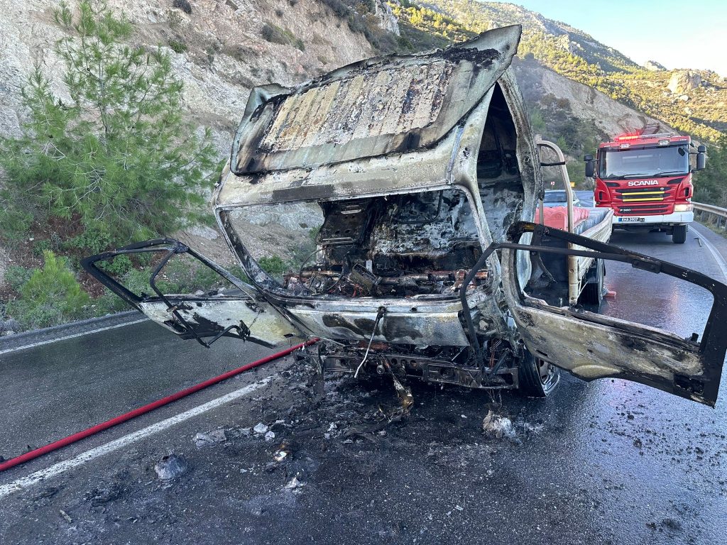 Girne-Değirmenlik ana yolunda seyir halindeki kamyonda yangın çıktı