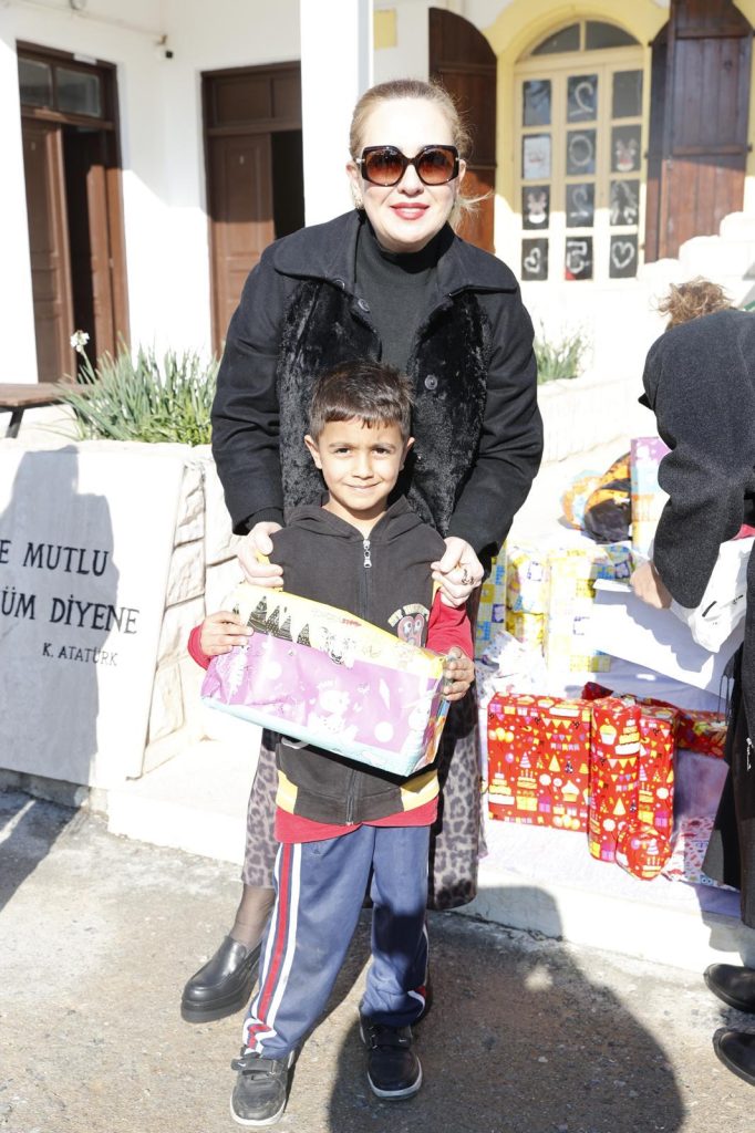 Sibel Tatar Gönendere Şht. Salih Terzi İlkokulu’nda çocuklara hediye dağıttı