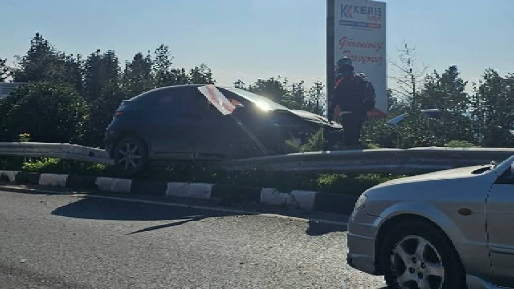 Direksiyon hakimiyetini kaybetti, çelik bariyerler üzerine çıkarak durdu