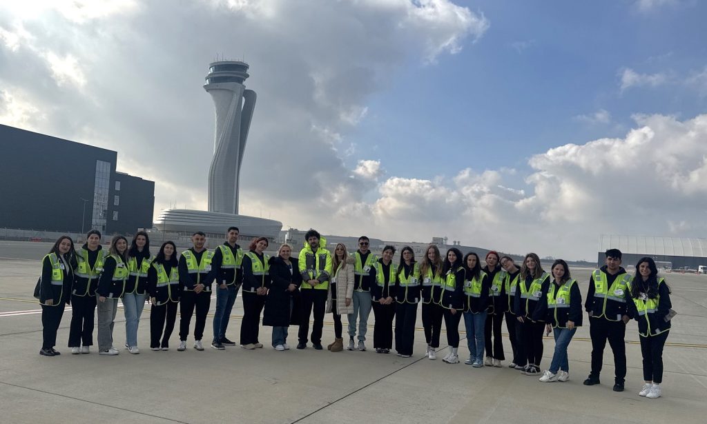 DAÜ Sivil Havacılık Kabin Hizmetleri Programı öğrencileri İstanbul’da acil durum eğitimine katıldı