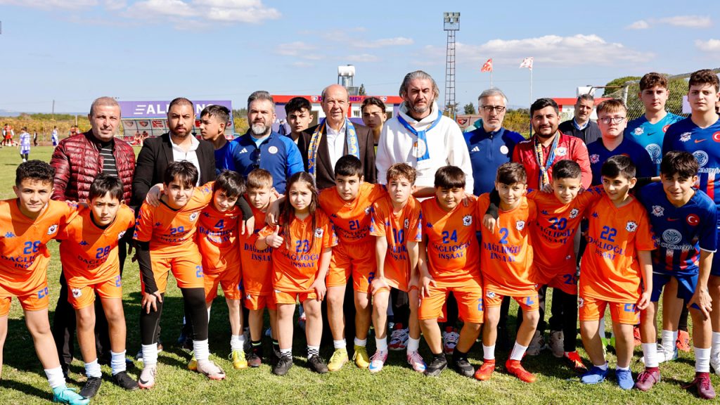 Cumhurbaşkanı Ersin Tatar, Şampiyon Melekler Futbol Anı Turnuvası’nı izledi
