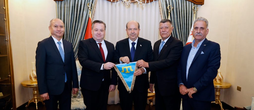 Cumhurbaşkanı Tatar, Eskişehir Odunpazarı Belediyesi Başkan Yardımcısı  Olcay ve Eskişehir Kırım Derneği Başkanı Bozkurt ile beraberindekileri kabul etti