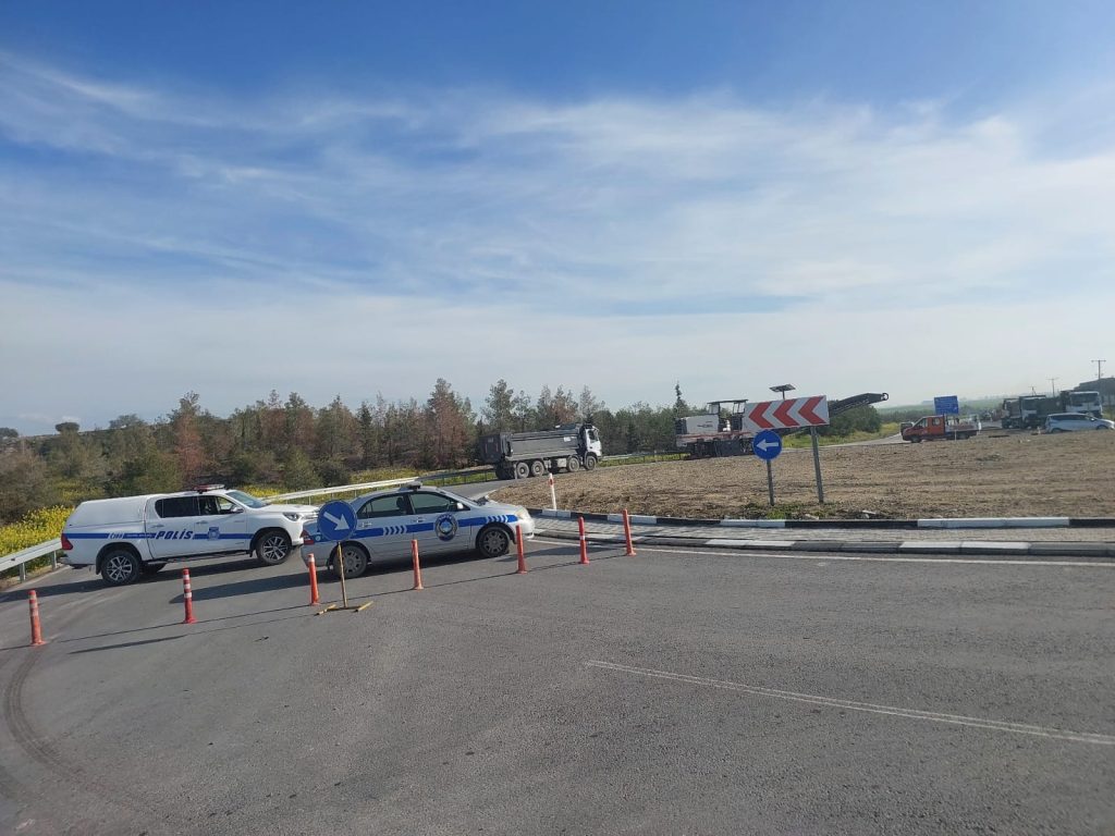 Asfaltlama nedeniyle Ercan yolunun gidiş yönü bugün de trafiğe kapalı