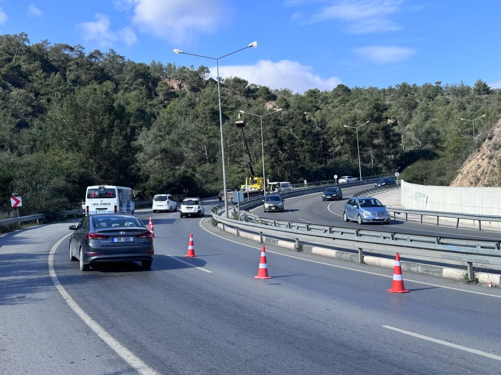 Sürücülere uyarı… Girne-Lefkoşa ana yolunda aydınlatma çalışması yapılıyor