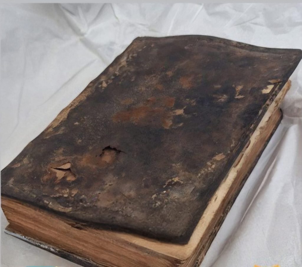 KKTC’den Güney Kıbrıs’a geçişte ele geçirilen tarihi kitap Rum Eski Eserler Dairesine teslim edildi!