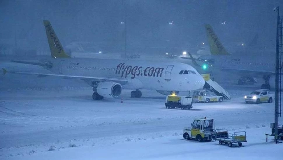 İstanbul’daki kar yağışı nedeniyle yarınki 8 uçak seferi iptal edildi!