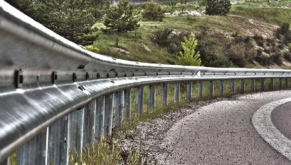 Gönyeli Alayköy Belediyesi, Lefkoşa-Güzelyurt ana yolunda bariyer çalışmalarına başlıyor!