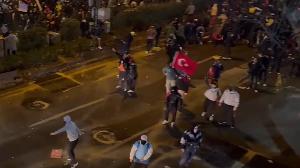 Saraçhane’de izinsiz gösteri yaparak polise saldıran gruba müdahale edildi