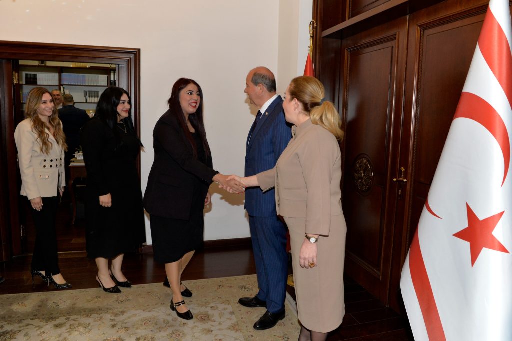 Cumhurbaşkanlığı’nda bayramlaşma… Tatar ve eşi Sibel Tatar, personelle bayramlaştı