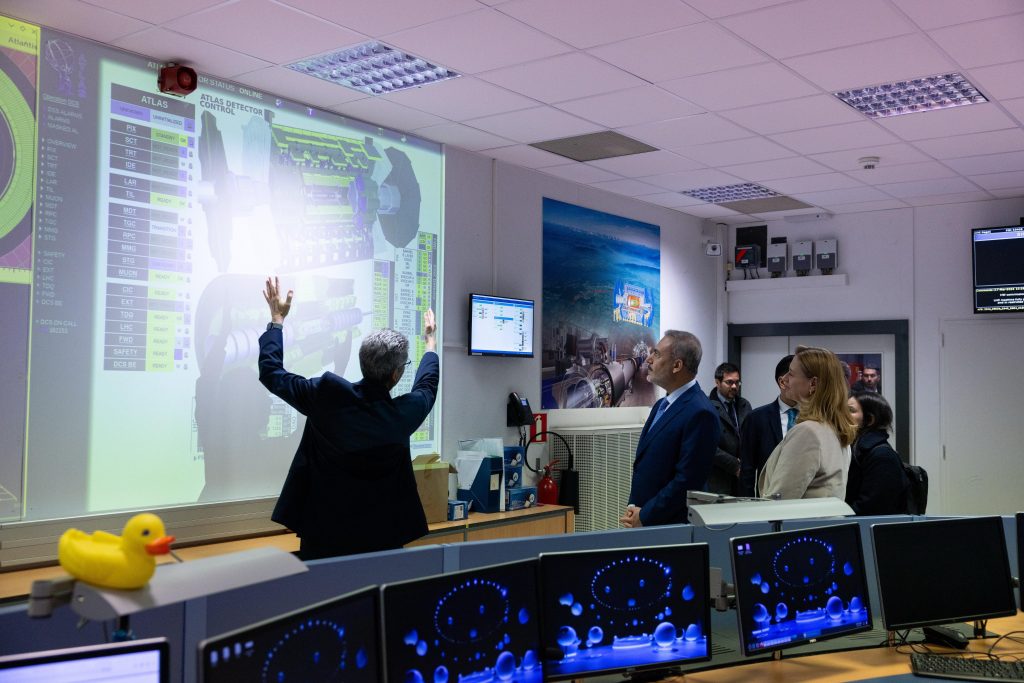 Hakan Fidan, Cenevre’de Avrupa Nükleer Araştırma Merkezi’ni ziyaret etti