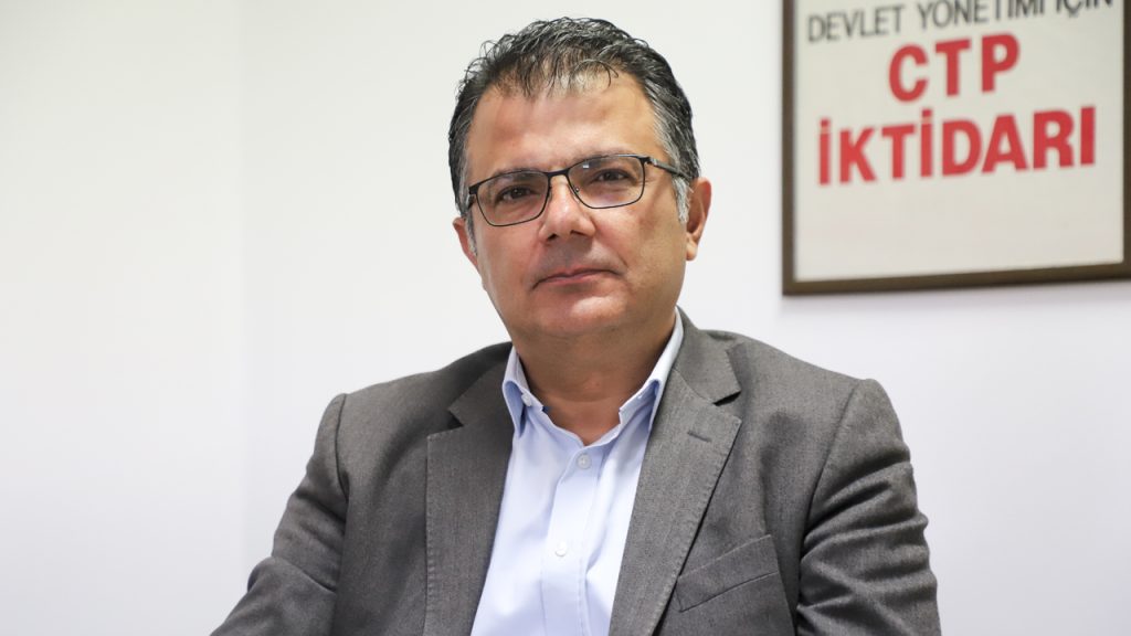 Akansoy: “Çözümsüzlük ortamı hem Kıbrıslı Türklere hem de Rumlara bedel ödetiyor”