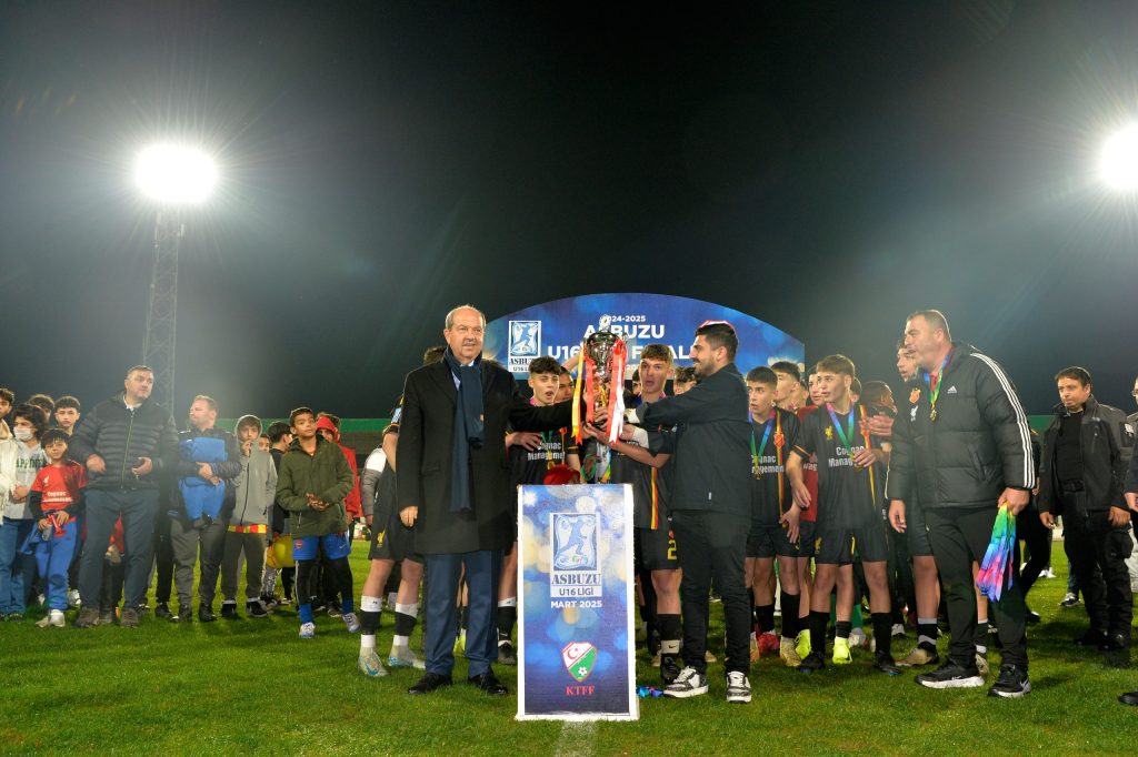 Cumhurbaşkanı Ersin Tatar, Futbol U16 Ligi final karşılaşmasını izledi