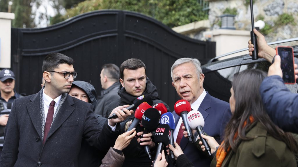 Mansur Yavaş, gözaltına alınan Ekrem İmamoğlu’nun evini ziyaret etti