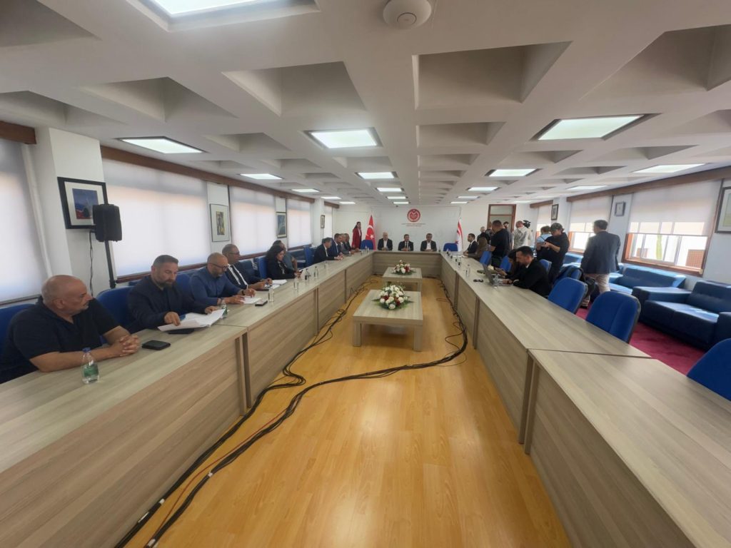 Başbakan Üstel, siyasi parti temsilcileri, öğretmen sendikaları ve Barolar Birliği temsilcileriyle görüşüyor