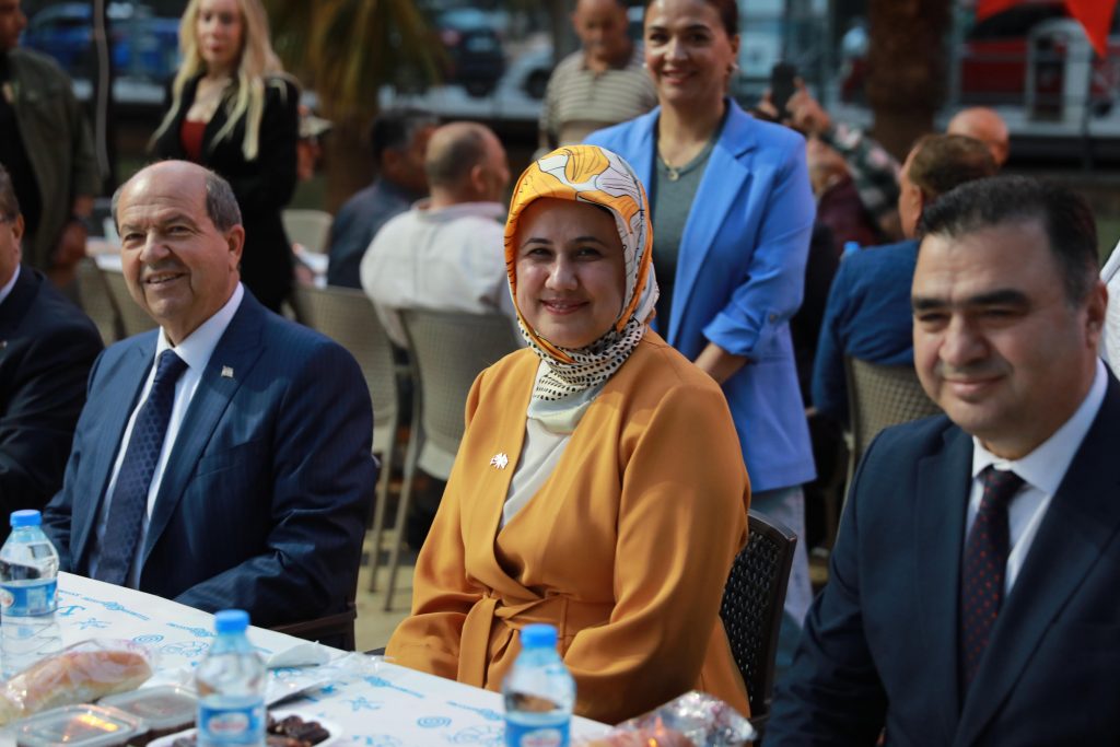 Cumhurbaşkanı Tatar ve Başbakan Üstel iftarlarını Kızılay sofrasında yaptı