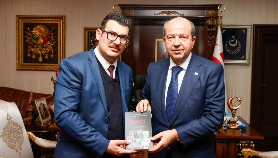 Cumhurbaşkanı Tatar’a Mete Özsezer tarafından kitap takdim edildi