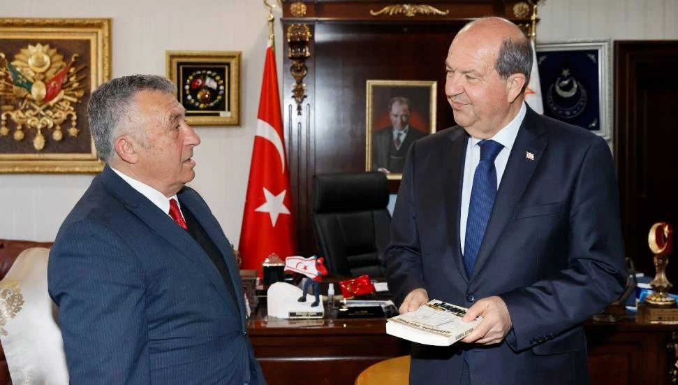 Dr. Hasan Topal, Ersin Tatar’a kitabını takdim etti