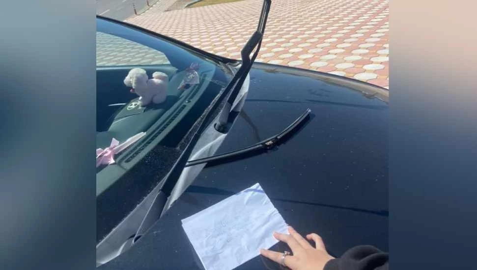 YDÜ kampüsünde park yeri tartışması: Sileceği kırıldı, tehdit notu bırakıldı