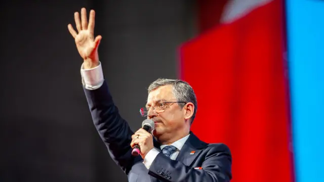 Özgür Özel yeniden CHP Genel Başkanı seçildi