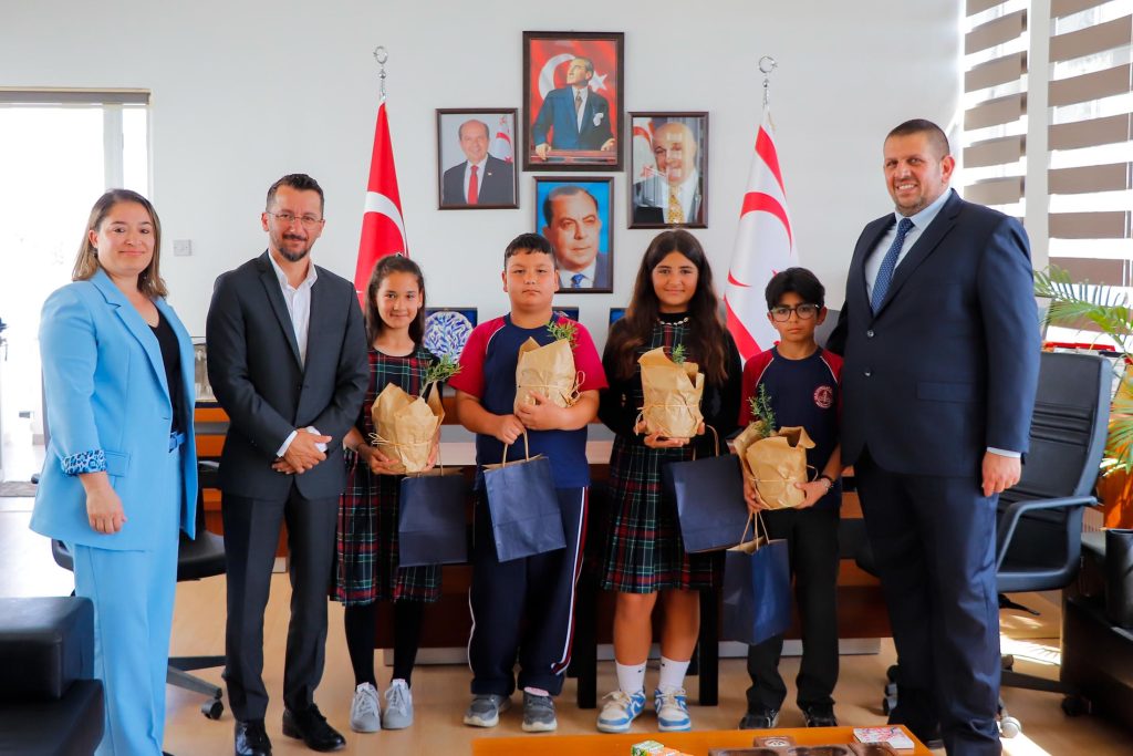 Gazi-Canbulat İlkokulu öğrencileri 23 Nisan’da Gazimağusa Belediyesi’ni ziyaret etti
