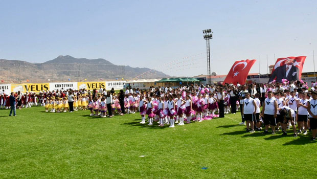 Cihangir Stadyumu’nda 23 Nisan coşkusu