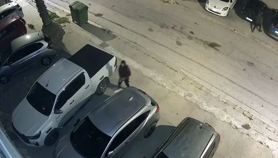 Araç kapılarını tek tek denediler!