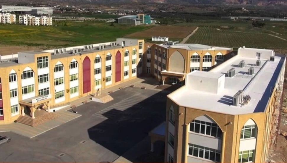 İrsen Küçük Ortaokulu’nda başörtüsü tartışması sonrası öğrenci, Hala Sultan İlahiyat Koleji’ne geçiş yaptı