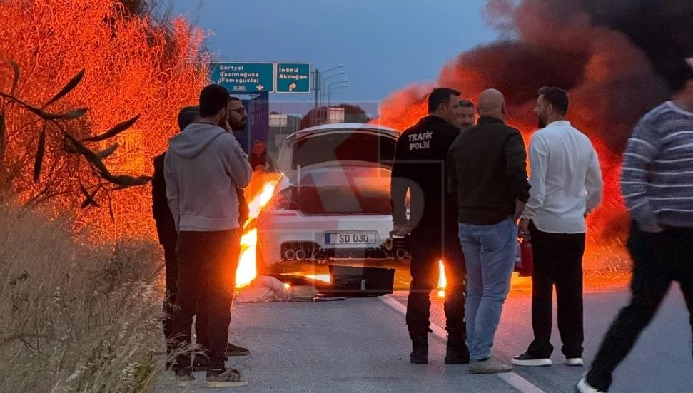 Seyir halindeki araç küle döndü