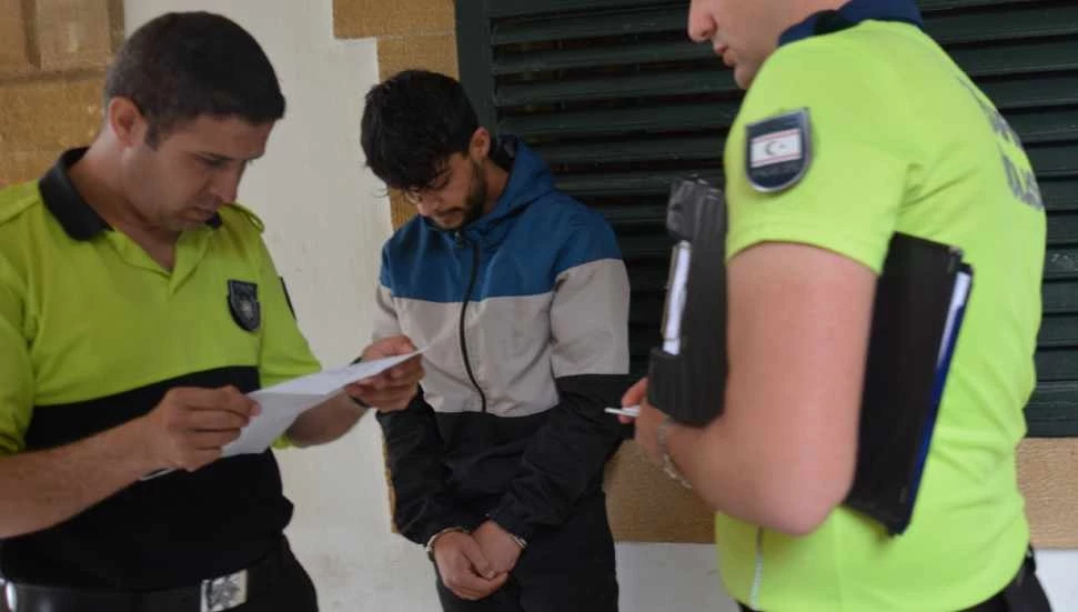 Alkollü, Ehliyetsiz ve Sigortasız Sürücü Galeriye Daldı