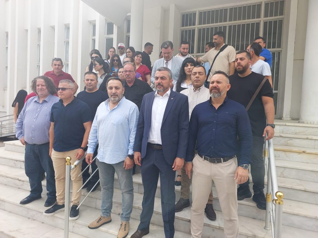 Sendikalar Posta Dairesi’nde uyarı grevi yaptı, süresiz grev uyarısında bulundu