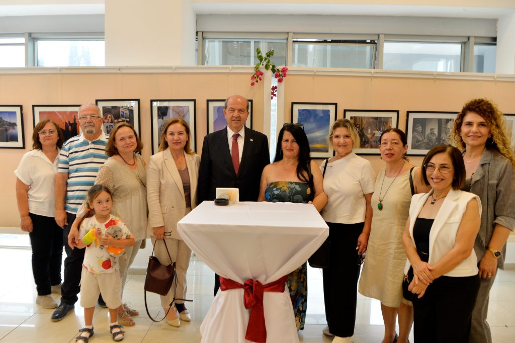 Tatar, sanat sergisine katıldı