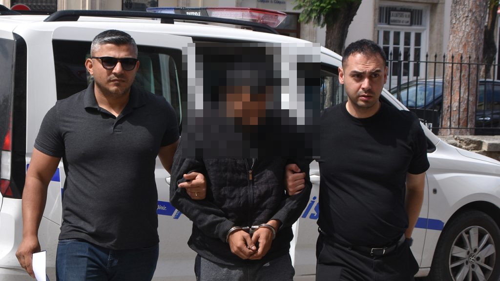 Hastanede bekletilmeye Sinirlendi, Yangın Söndürücüyü Kapıya Fırlattı!