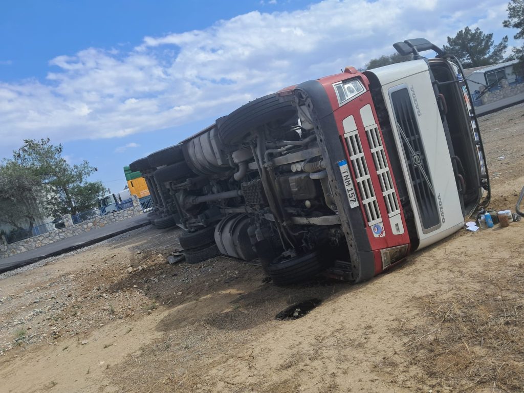 Direksiyon hâkimiyetini kaybeden tır şoförü kaza yaptı