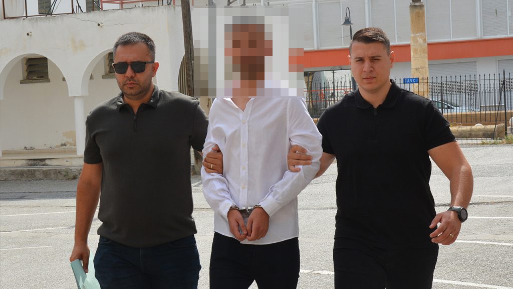 Çantası Hayatını Kurtardı: Kadına Bıçaklı Saldırı Girişimi Şok Yarattı!