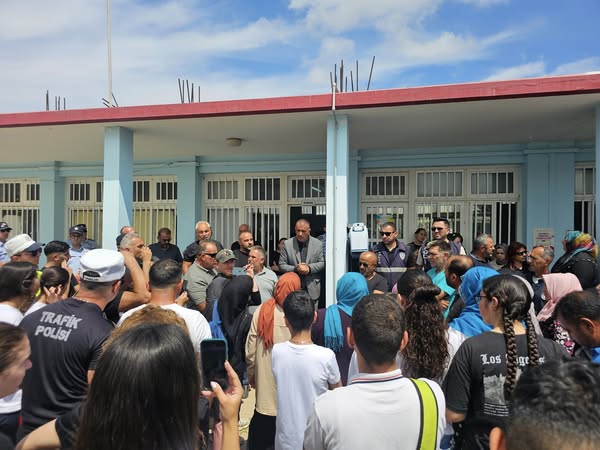 Yenierenköy’de veliler eylem yaptı