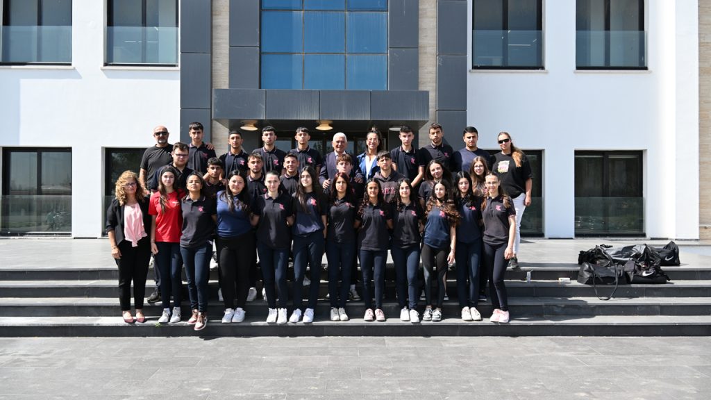 Özçınar, Kurtuluş Lisesi kız ve erkek atletizm takımını kabul etti: “Başarılarınız bizi gururlandırıyor”