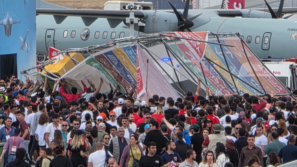 TEKNOFEST KKTC alanında demir platform devrildi.. 3 yaralı