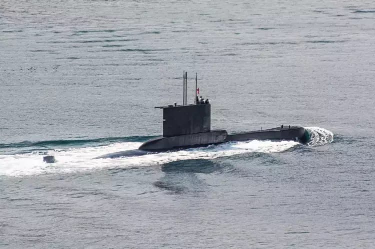 Türk Deniz Kuvvetleri Komutanlığı’na bağlı denizaltıdan 19 Mayıs kutlamaları çerçevesinde KKTC’ye ziyaret