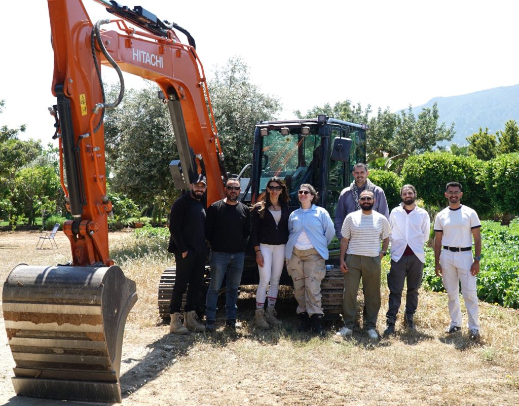 Türkiye, KŞK Türk Üye Ofisi’ne ekskavatör ve araç taşıyıcısı bağışladı