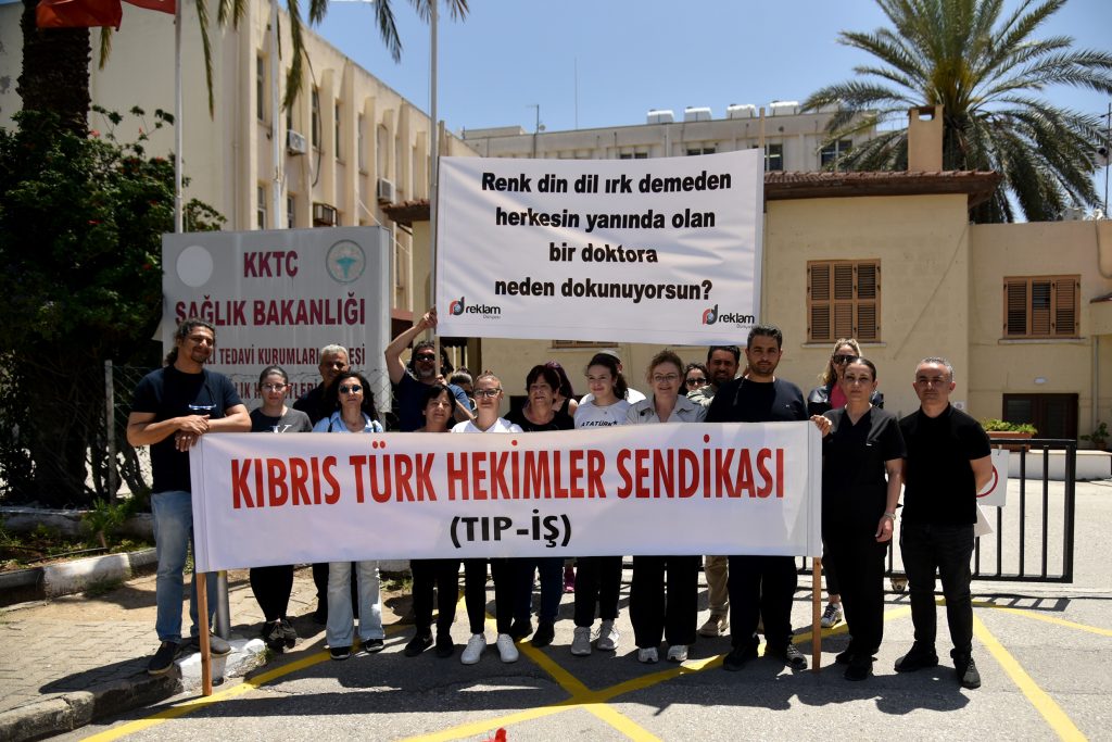 Tıp-İş’ten hekimlerin görev yeri değişikliğine tepki… “Hizmeti geliştirmekten çok siyasi bir yaklaşım”