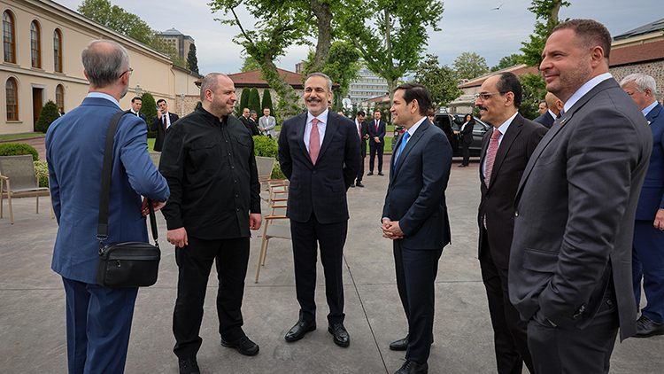 Ukrayna: “Ukrayna heyeti bugün koşulsuz ateşkesi sağlamak için İstanbul’da”