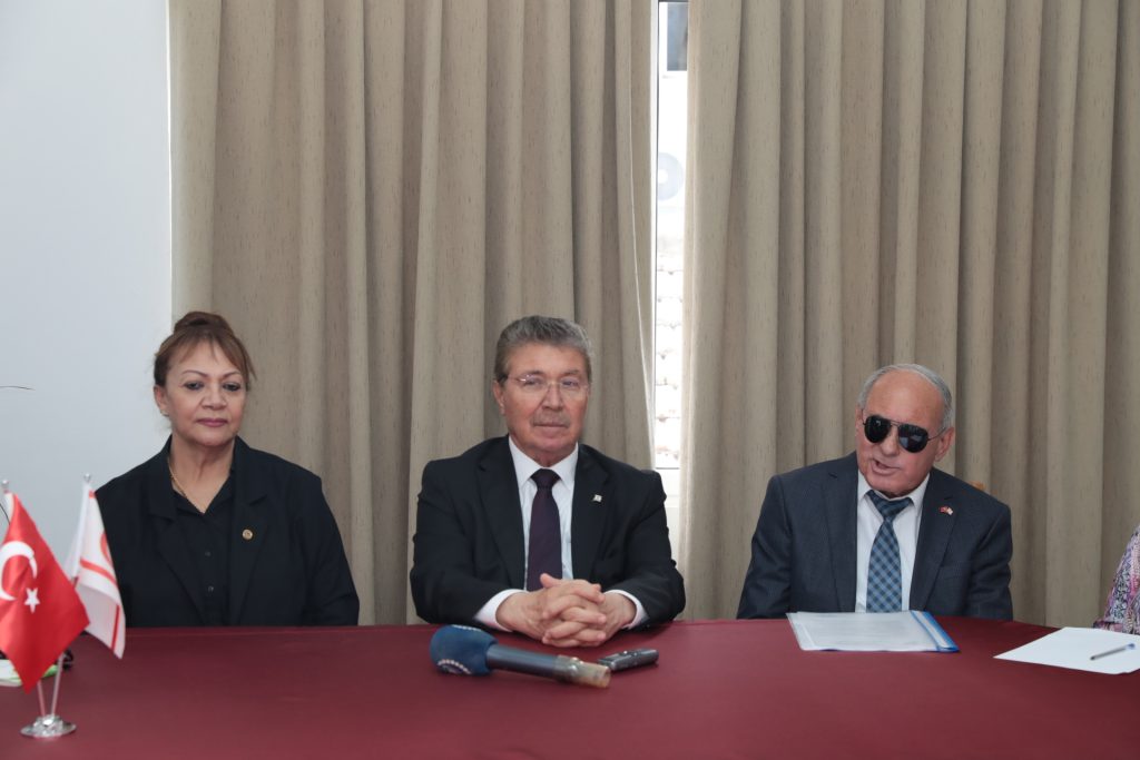 Başbakan Üstel, Kıbrıs Türk Engelliler Federasyonu’nu ziyaret etti