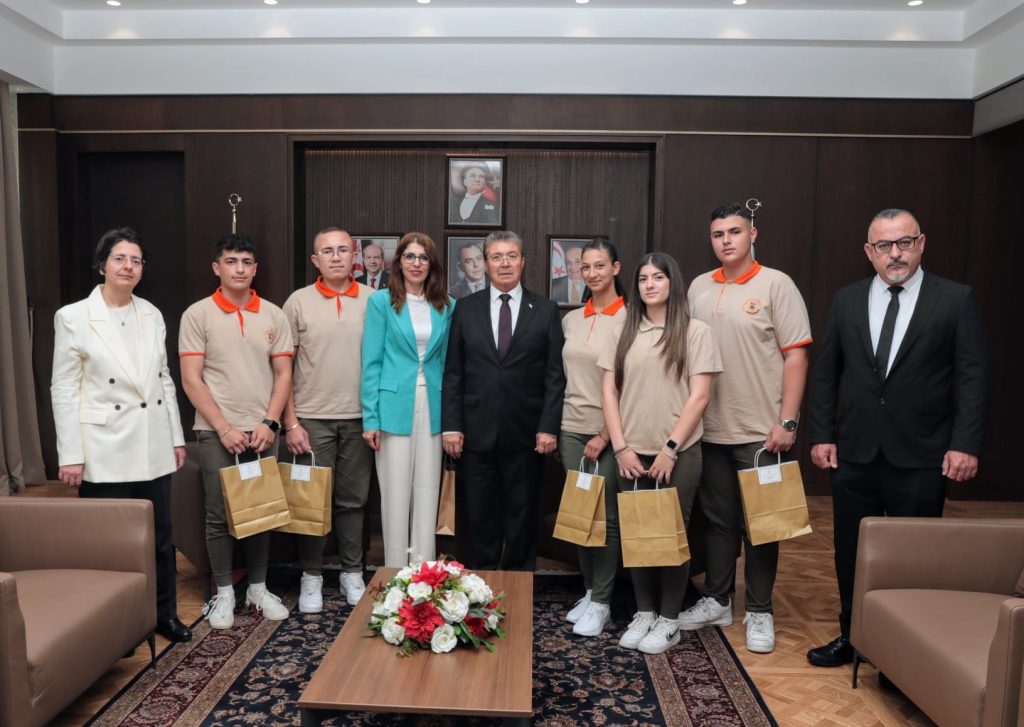 Başbakan Üstel, Esin Leman Lisesi öğretmen ve öğrencilerini kabul etti