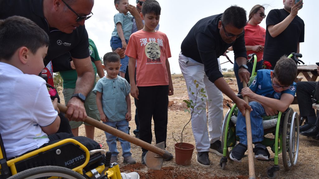 Ortopedik Özürlüler Derneği’nden Derinya’da ağaç dikme ve piknik etkinliği