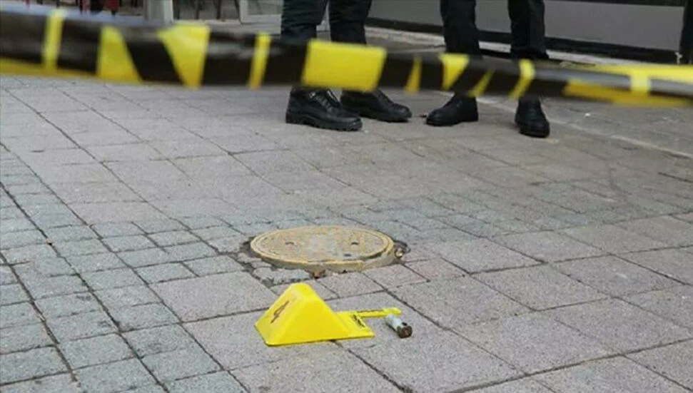 Alsancak’ta silahlı saldırı: Okul önündeki eve ateş açıldı