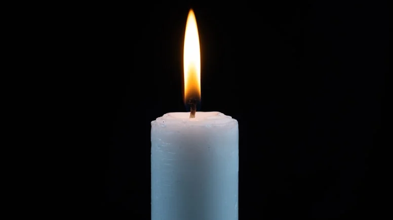 Mum yangına neden oldu