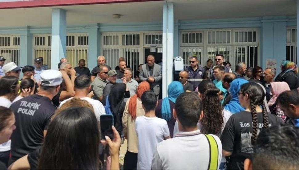 Yenierenköy’de veliler eylem yaptı: Güvenli taşımacılık talep edildi!