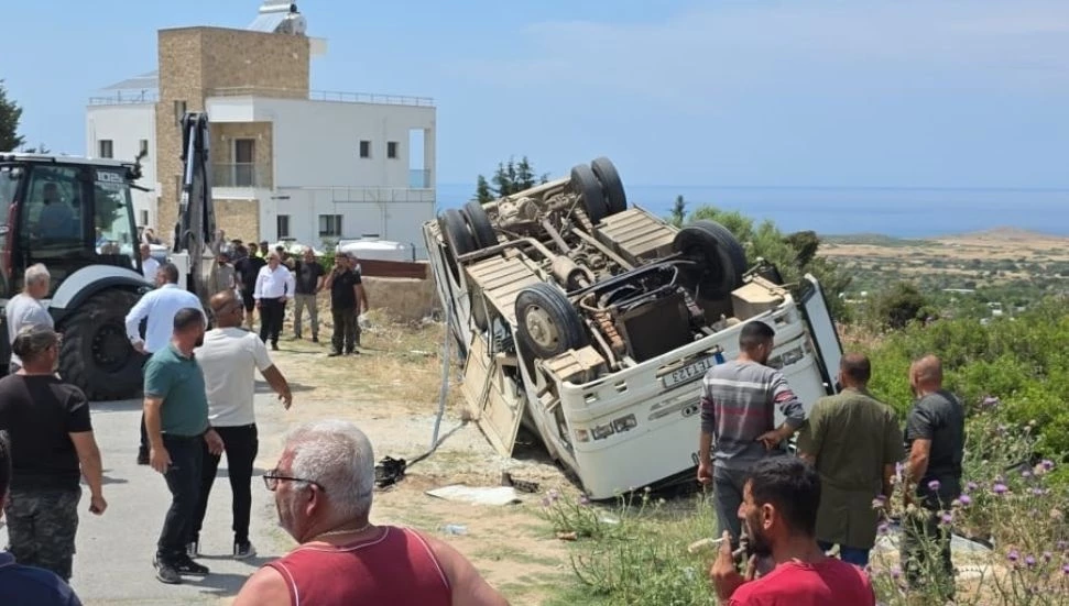 Yenierenköy’de kaza: Öğrenci taşıyan otobüs devrildi!