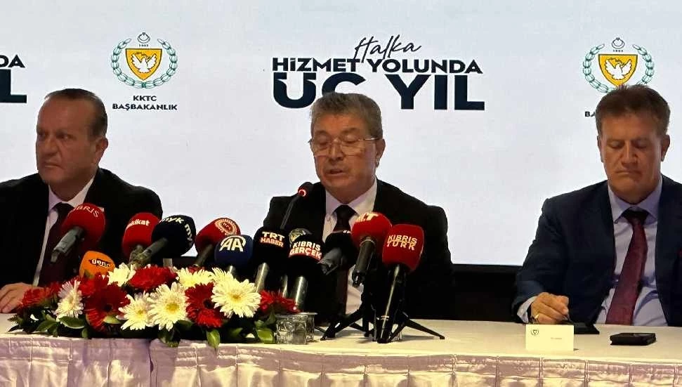 Başbakan Ünal Üstel, basın toplantısı düzenliyor