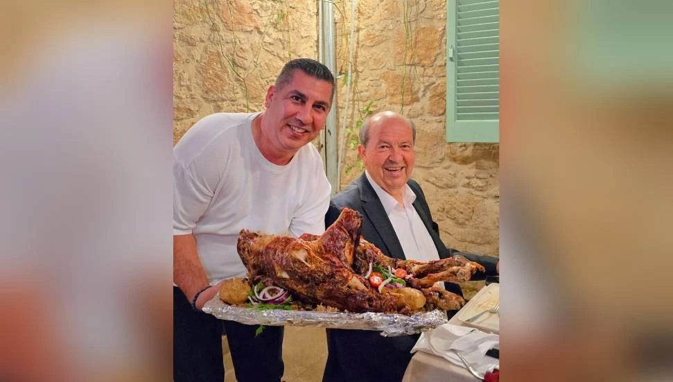 Vatandaş et yiyemezken, Cumhurbaşkanı “kuzu çevirme” başında kameraya poz verdi